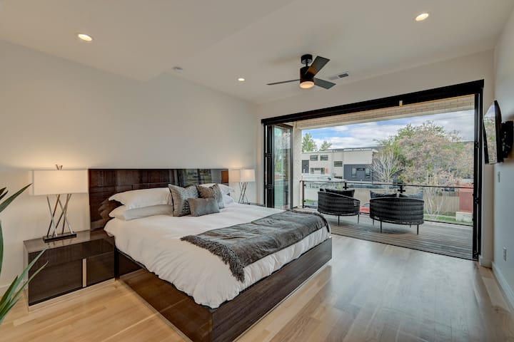 ห้องนอนใหญ่พร้อมเตียงคิงไซส์และระเบียงส่วนตัว