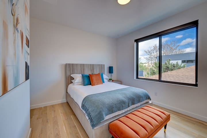 ห้องนอน 2 พร้อมเตียงควีนไซส์และห้องน้ำในตัว