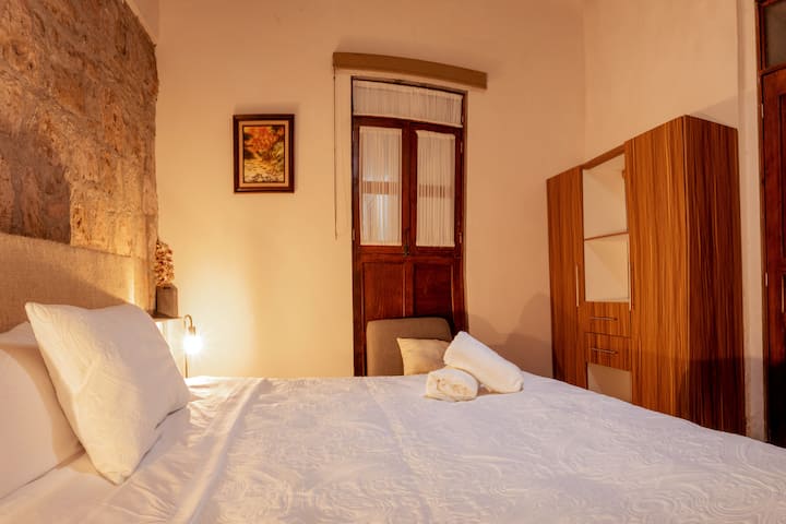 De Senior kamer is een ruime en luxe kamer ontworpen om een comfortabele en ontspannen sfeer te bieden. Met een comfortabel kingsize bed, kun je de hele nacht rusten en goed slapen. 