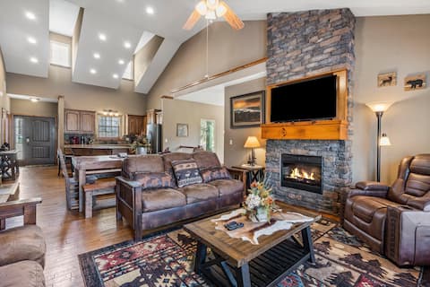 Bear Creek Lodge! Hot Tub - Community Pool & more!