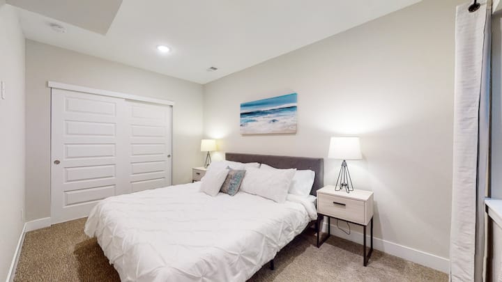 Основна спалня в мазето (суперголямо двойно легло), самостоятелна и просторна.