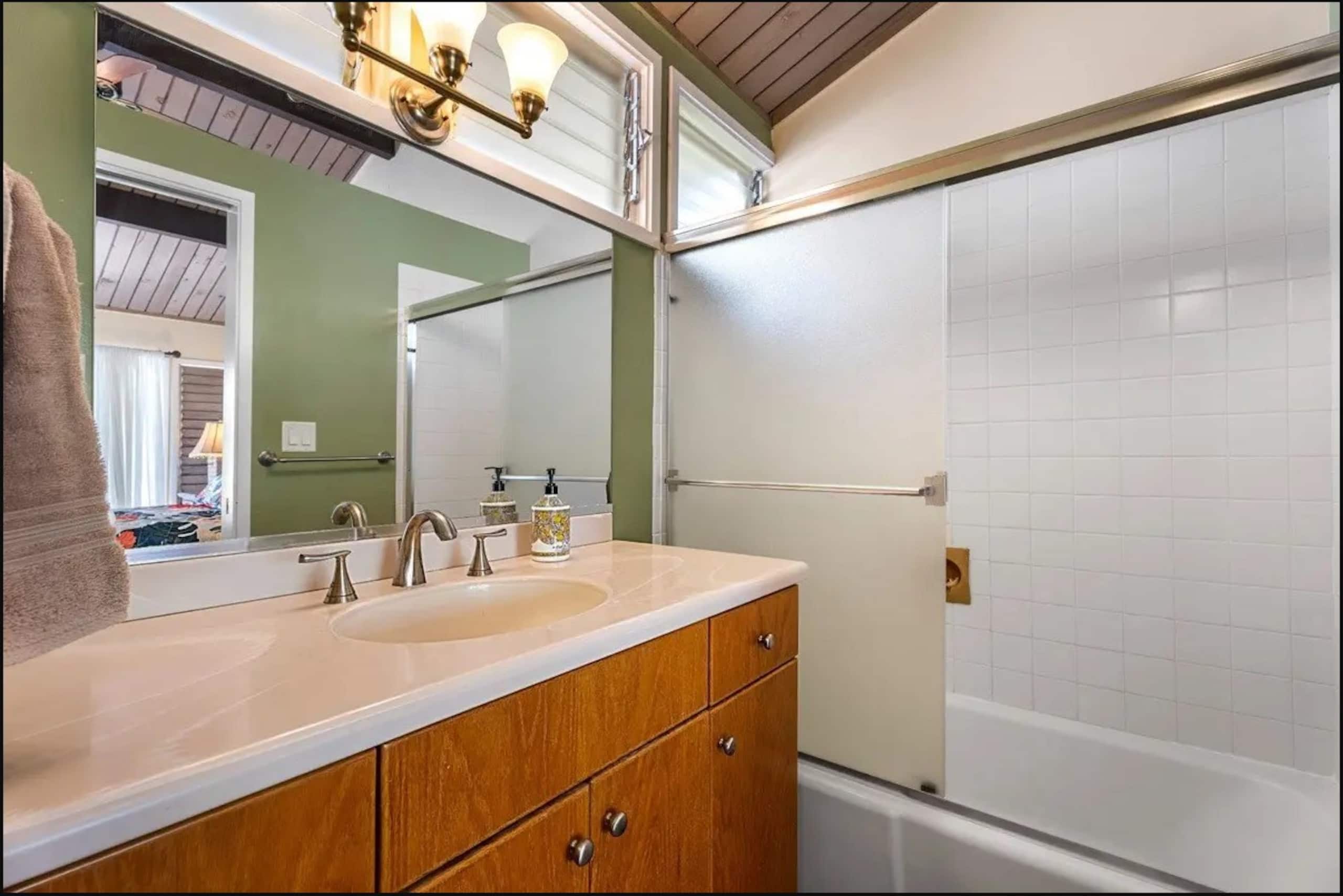 Condo in Kailua-Kona · ★4.81 · 2 bedrooms · 3 beds · 2 private baths - Image 14