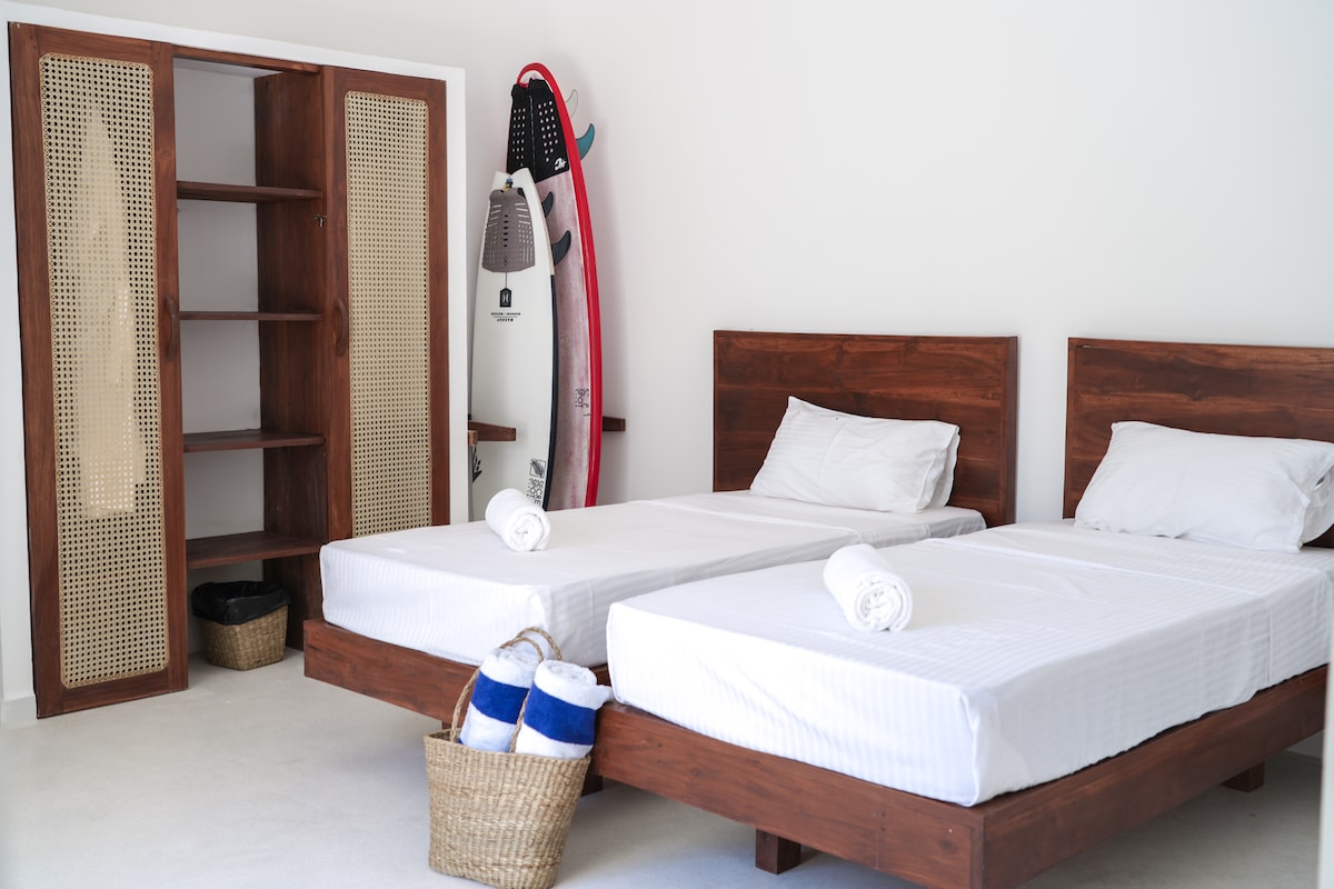 2 spacious en suite bedrooms, with double height ceilings, built in wardrobes, A/C, ceiling fans and even surfboard racks