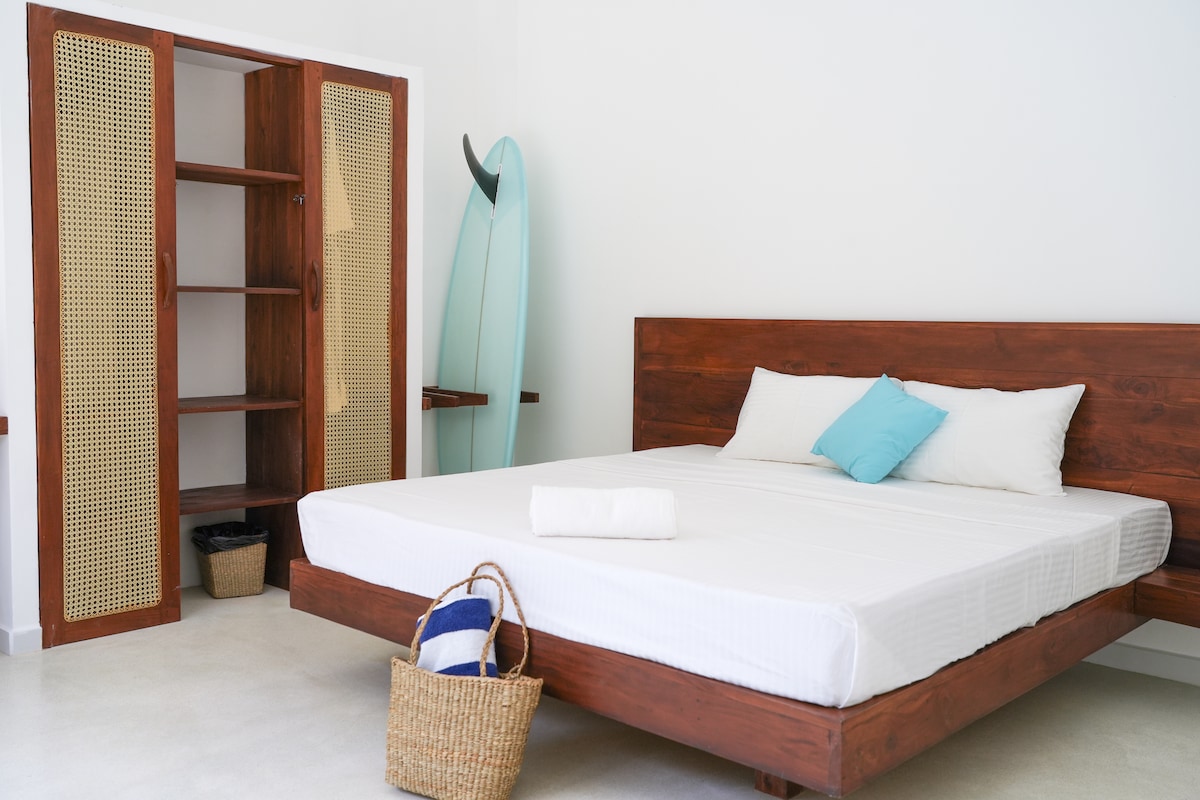 2 spacious en suite bedrooms, with double height ceilings, built in wardrobes, A/C, ceiling fans and even surfboard racks