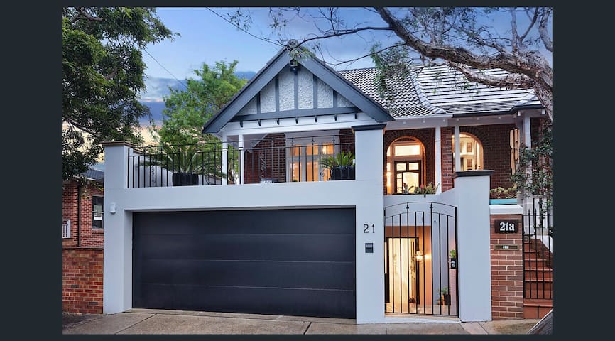 Stunning 5-bed Manly retreat-only 2 mins to beach gallery image 3