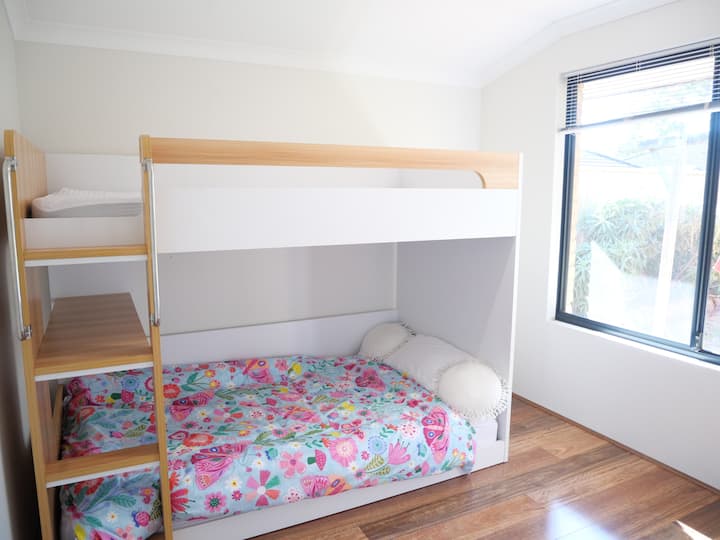 ห้องนอนที่ 3 มีเตียงเดี่ยวคิงไซส์สำหรับผู้ใหญ่หรือเด็กที่มีตู้เสื้อผ้าในตัว