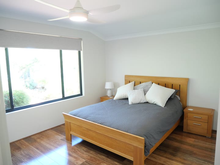 ห้องนอนใหญ่พร้อมตู้เสื้อผ้าแบบวอล์คอินและห้องน้ำในตัว 