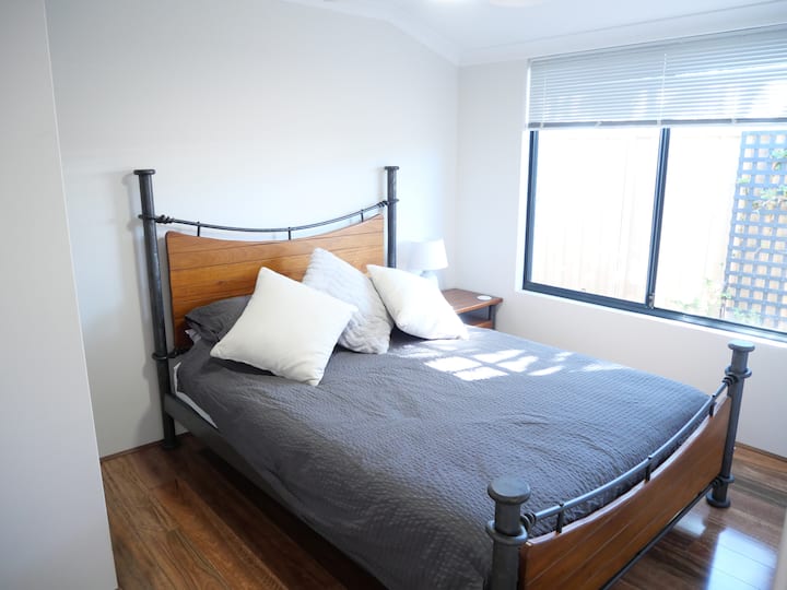 ห้องนอนที่สองพร้อมตู้เสื้อผ้าบิวท์อิน