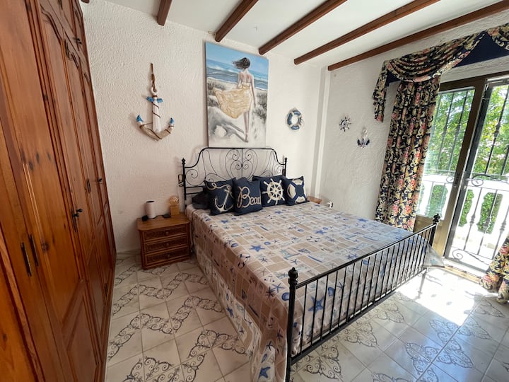Upstairs master bedroom en-suite & sliding doors to terrace