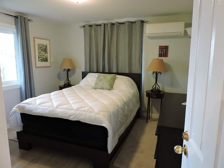 Დედოფლის ზომის საწოლი და ოკეანის ხედის ოთახი