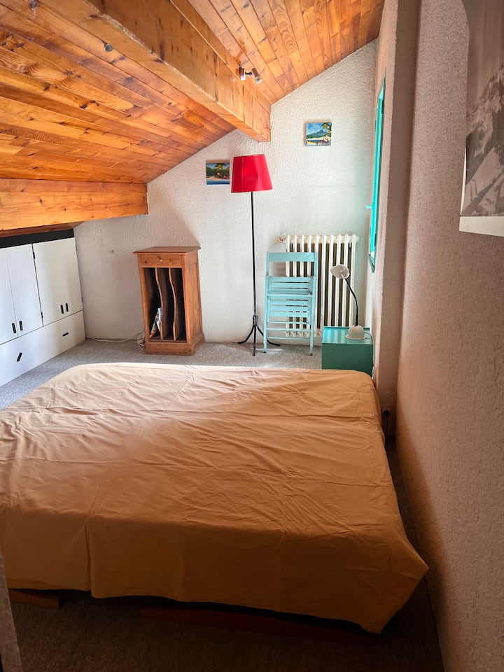 2 საძინებელი 2 საწოლით 90 და საშხაპე ოთახი სველი წერტილით და ნიჟარით