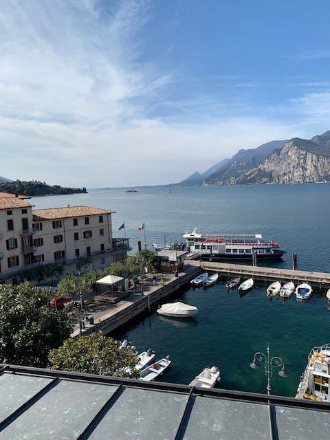 Annuncio Airbnb popolare: Central apartment 15 large terrace overlooking the lake a Malcesine