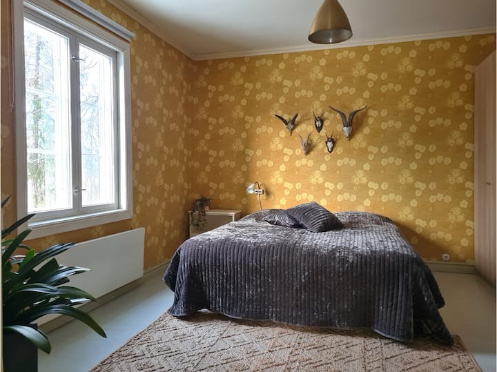 chumba cha kulala kina kitanda chenye upana wa sentimita 180