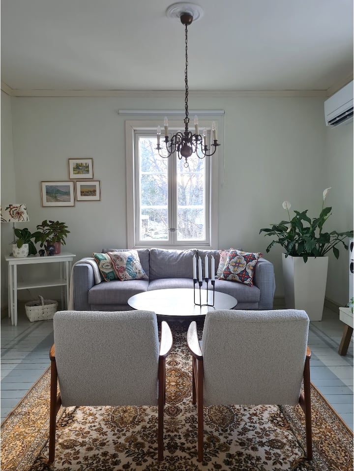 Kitanda cha sofa katika sebule kinaweza kugawanywa katika vitanda viwili vya upana wa 80 au kitanda kimoja cha upana wa 160cm.