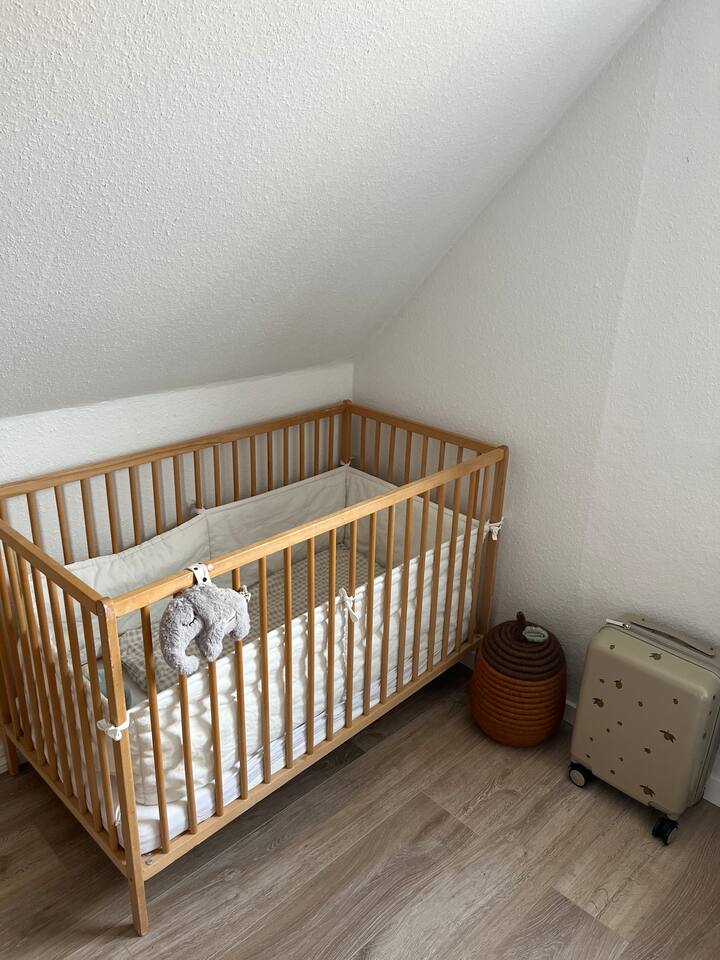 Kitanda cha mtoto katika chumba cha watoto 