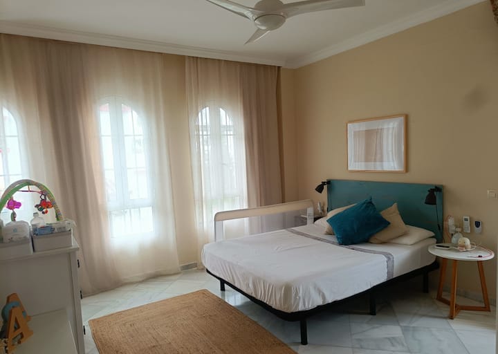 Основна стая I/II.
Разполага с детско креватче и двойно легло с ширина 1,8 метра и дължина 2 метра.
Разполага със самостоятелна баня.