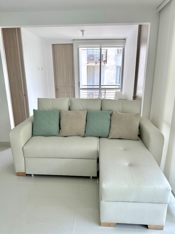 Dhomë ndenjjeje me një televizor inteligjent 50"