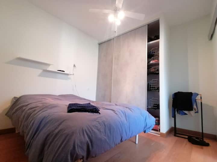 غرفة نوم 2 مع مروحة سقف.