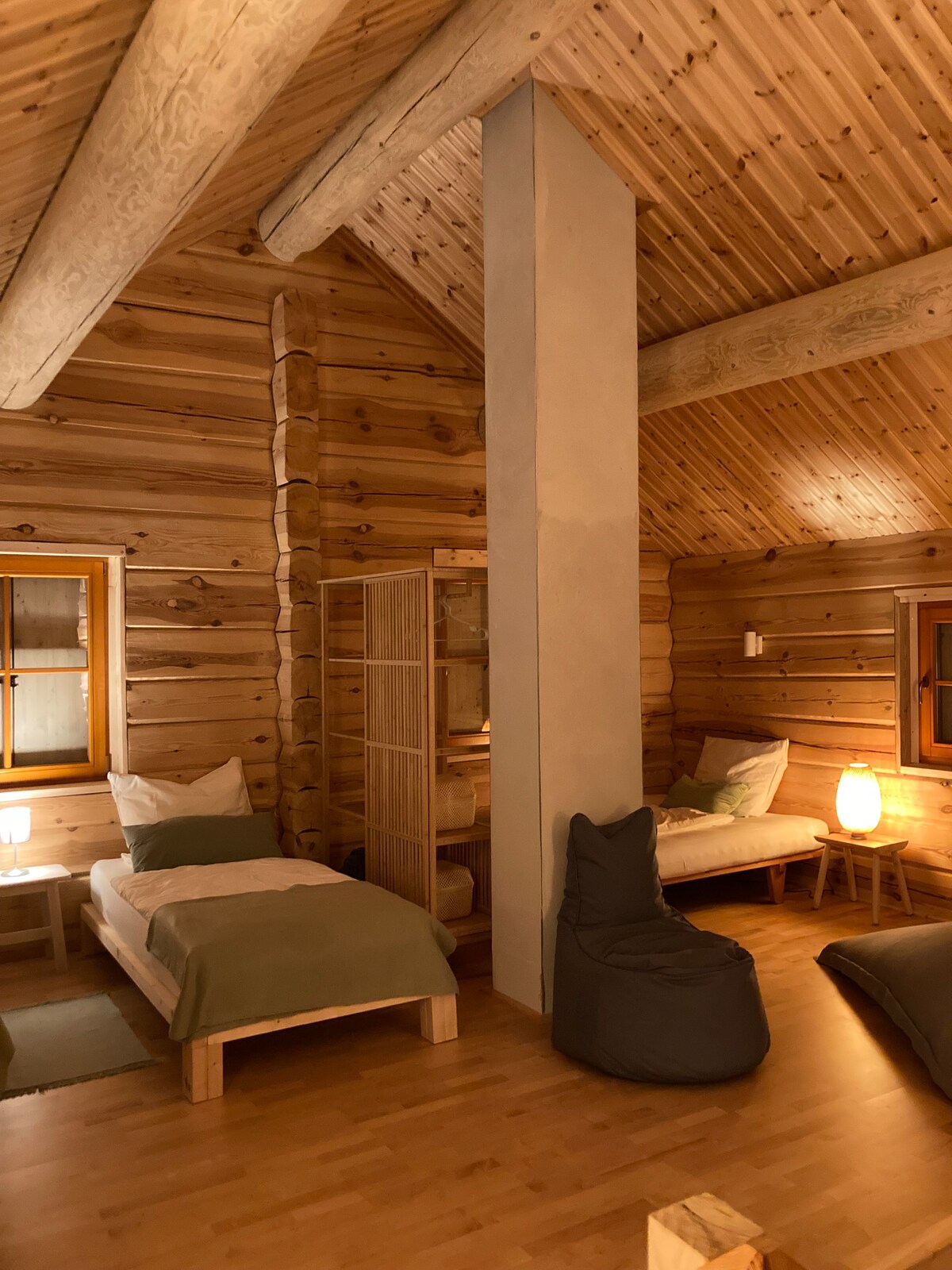 ห้องแกลเลอรี่พร้อมเตียงเดี่ยว 2 เตียงและฟูก (เตียง)