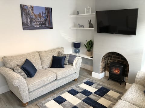 Popular Airbnb listing: Hattie's Cottage, Cathedral Quarter in Burton