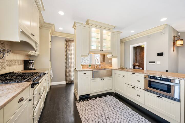 UP-SCALE Wicker Park 4BD/3.5BA HOME (+garage) gallery image 4