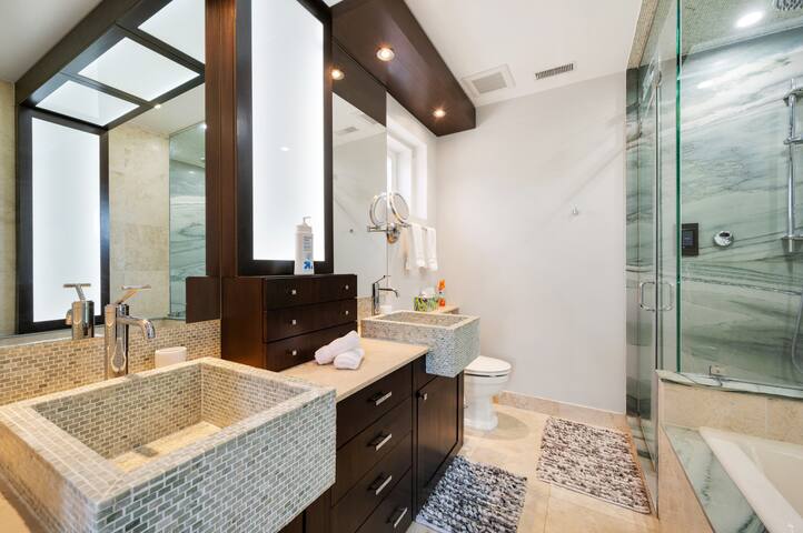 UP-SCALE Wicker Park 4BD/3.5BA HOME (+garage) gallery image 3