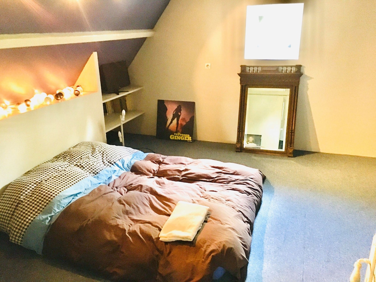 Chambre 5
2 éme Etage, à la demande