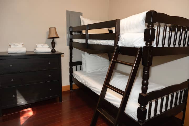 La camera da letto 3  ha un letto a castello singolo (singolo) al piano principale accanto al secondo bagno.  Include cassettiera e appendiabiti.