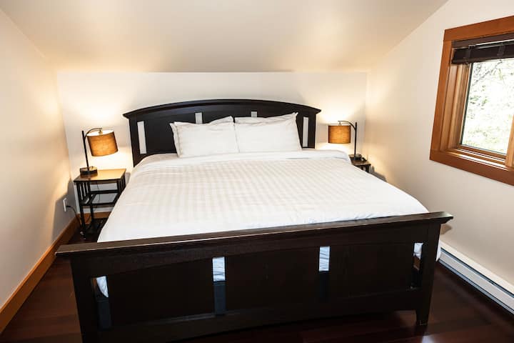 Camera da letto principale -   Letto matrimoniale grande al 2° piano accanto al bagno principale con vasca idromassaggio e doccia.   Include cassettiera,  armadio e portavaligie.