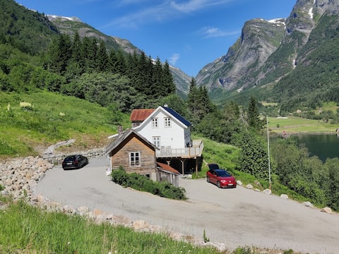 Popular Airbnb listing: Cozy farmhouse with free boat in Balestrand in Sogndal
