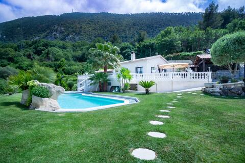 Villa with pool and jacuzzi