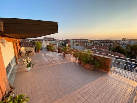 Top Airbnb: Penthouse terrace sunset view a Venezia