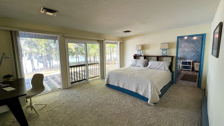 Ampia camera da letto principale con letto matrimoniale grande, zona lavoro, bagno di servizio più enorme vasca/doccia con toeletta extra!