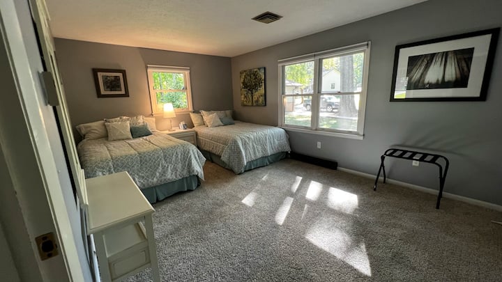 Ampia seconda camera da letto con due letti matrimoniali.  Ampio armadio in cedro.