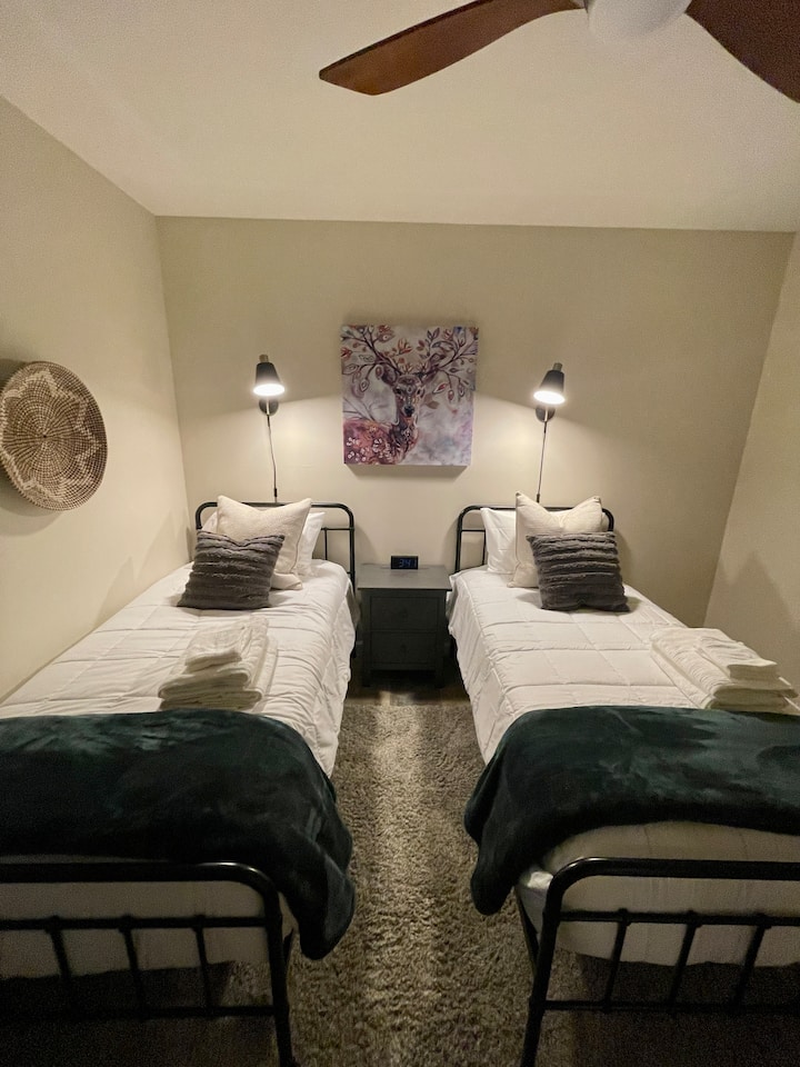 Chumba cha 3 cha kulala (ngazi ya chini) w/32" TV, (2) vitanda pacha, kabati kubwa la ziada la kuingia na feni/taa ya dari iliyo na rimoti 