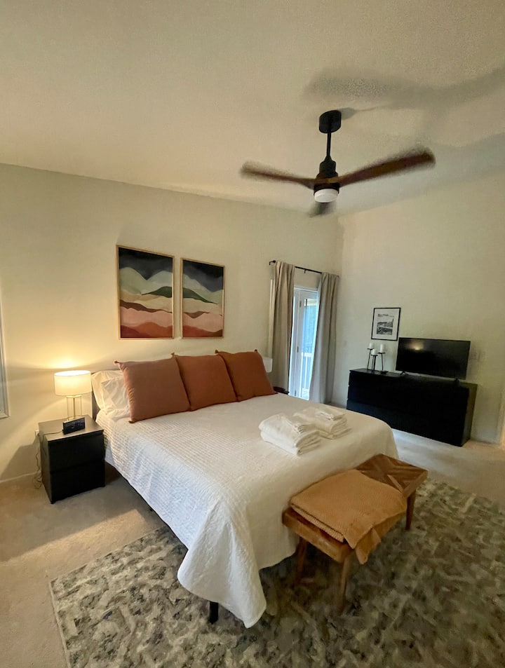 Master Bedroom (ngazi ya juu) w/wasaa wa kujipambia, televisheni ya 40"na roshani ya nje
