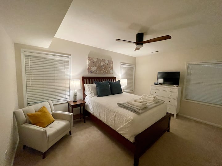 Chumba cha 2 cha kulala (ngazi ya chini) w/40" TV, kitanda cha malkia kilicho na godoro la juu la mto, feni ya dari/taa iliyo na rimoti na kabati kubwa la kujipambia