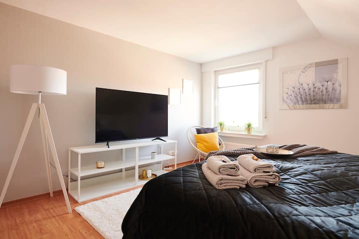 Schlafzimmer mit 58 Zoll Fernseher