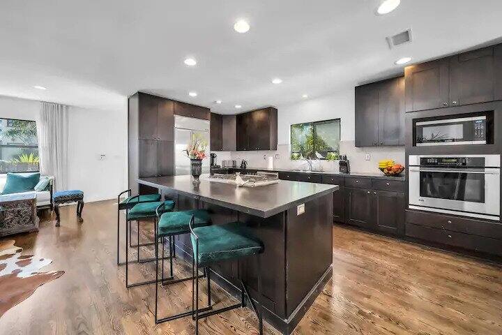 Tropical Paradise in Venice Beach, Los Angeles, CA gallery image 2