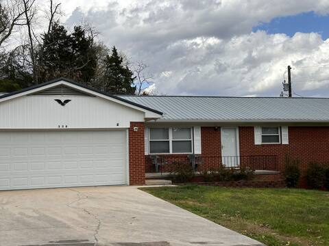 Office, garage,  fence, pet friendly.