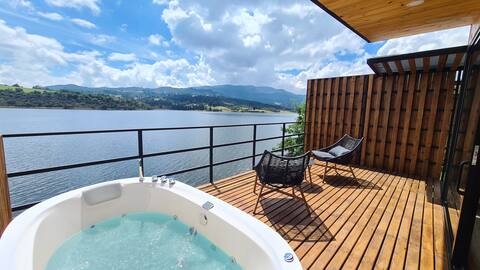 Exclusive cabin next to the shore of the sisga