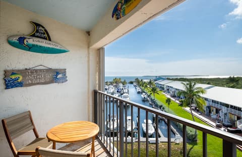 Successful Airbnb property: Overlooking Ocean/Marina Free Kayaks Pickleball in Florida Keys