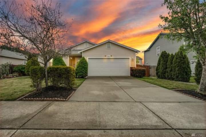 Beautiful Furnished Home W/river - Puyallup, WA