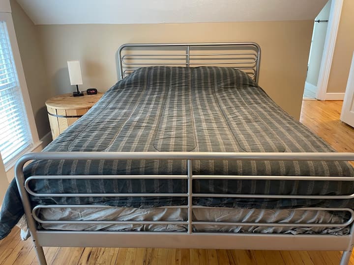 Спалня 1 (двойно легло) - лампата има два порта за зареждане.