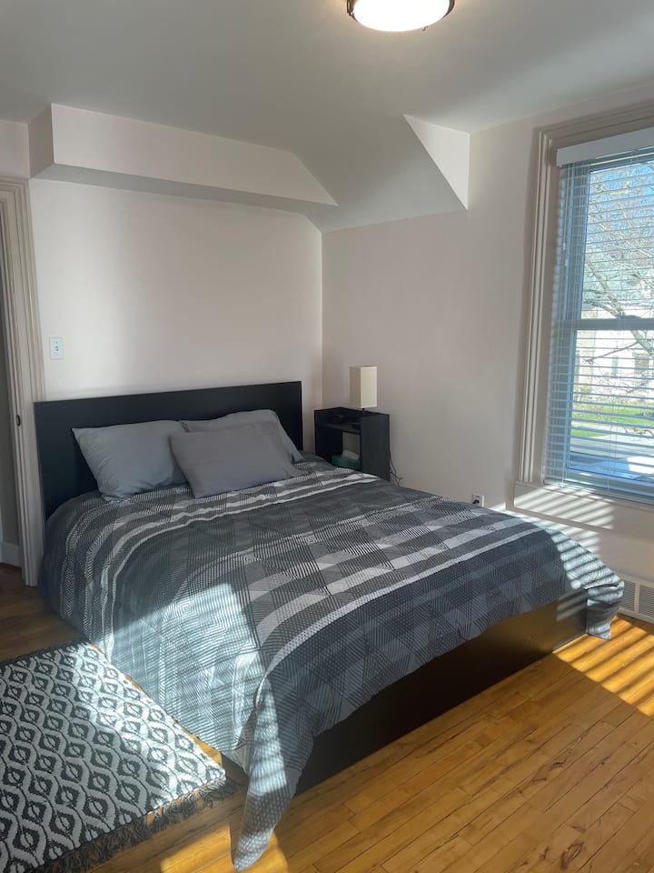 Спалня 2 (двойно легло)- лампата има два порта за зареждане.