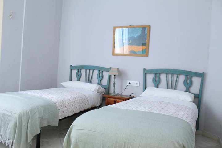 Ფართო ოთახი ორი ძალიან კომფორტული 90 სმ-იანი საწოლით და კარადათი.