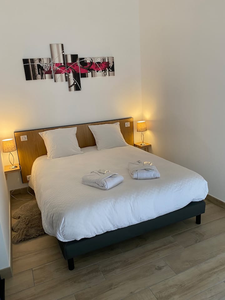 Prémiová posteľná bielizeň veľkosti 160/200 Queen. Bavlnená saténová plachta.