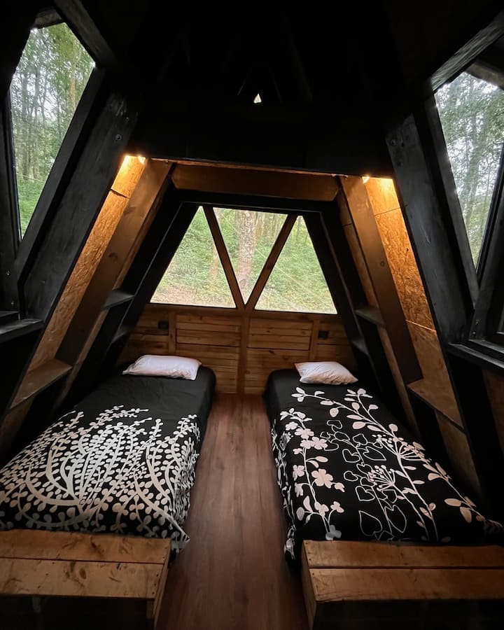 Udobnost i pustolovina u udobnom prostoru s dva odvojena kreveta. Zavjese od poda do stropa za odvajanje susjedne prostorije 