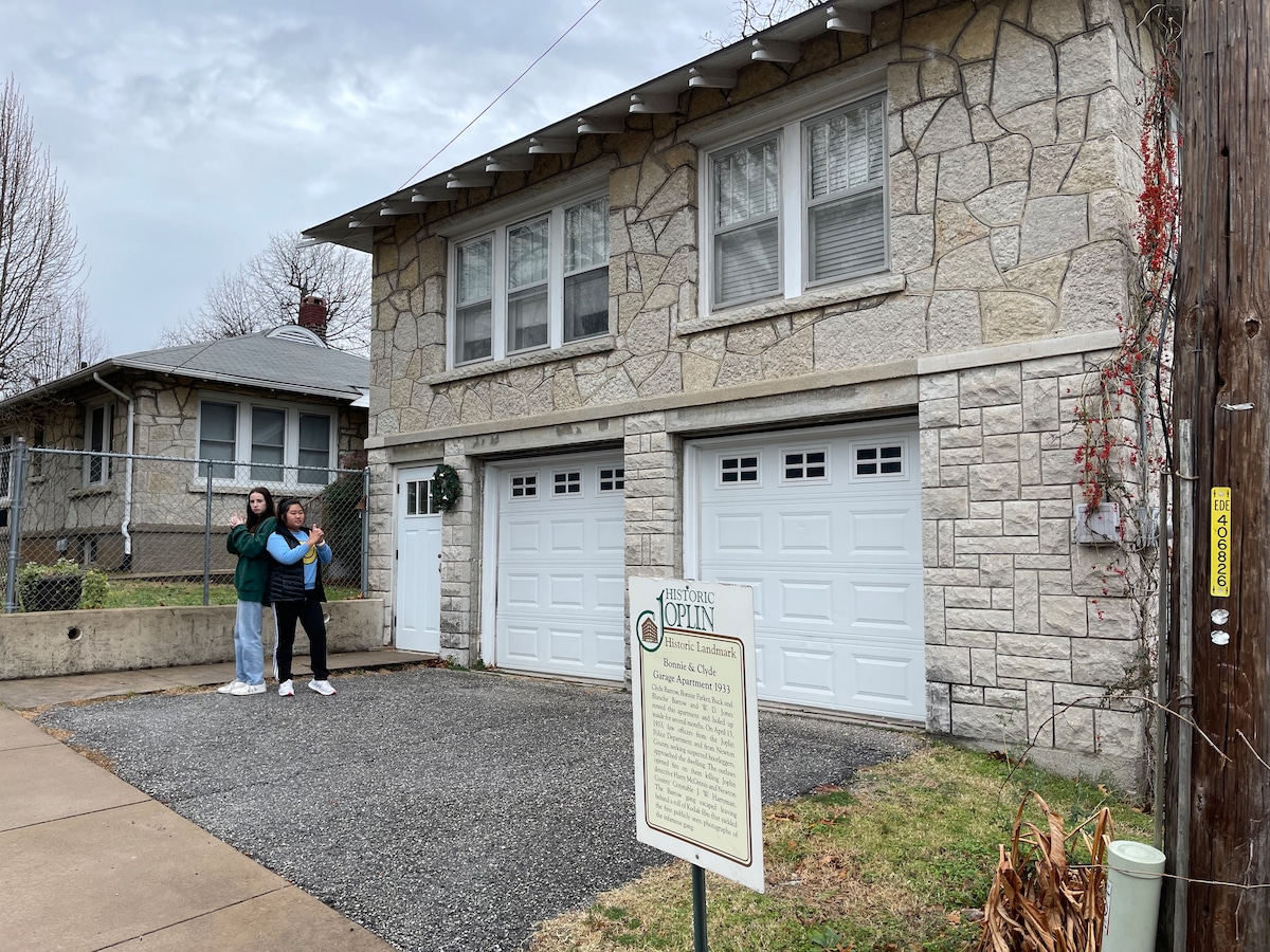 Historic Bonnie & Clyde Hideout - Houses for Rent in Joplin, Missouri,  United States - Airbnb