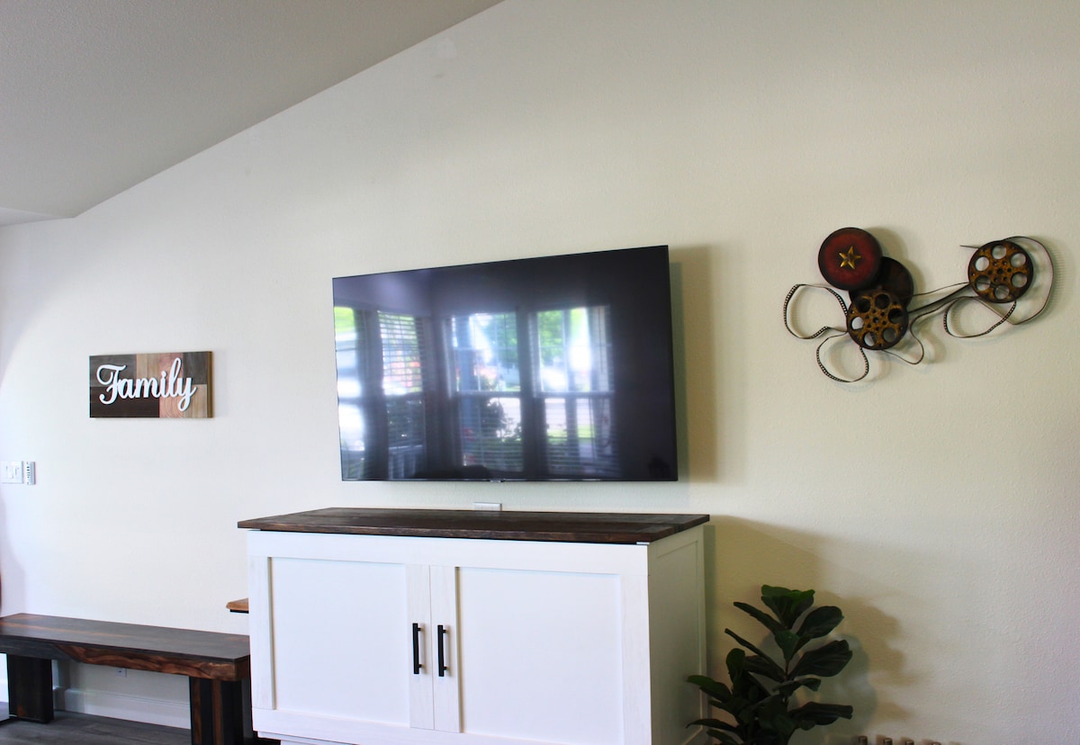 Sebule, yenye kitanda cha kabati.